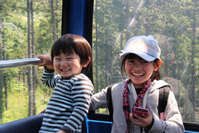 Two kids on the Hakone Ropeway from Togendai to the Ubako Station and then to Owakudani