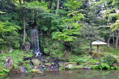 The Midori-taki Waterfall at the Hisago-ike Pond in the Kenroku-en Garden - Kanazawa