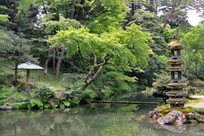The Kaisekito Pagoda (right) on an island in the Hisago-ike Pond in the Kenroku-en Garden - Kanazawa