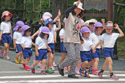 A teacher with her students leaving the Kenroku-en Garden in Kanazawa