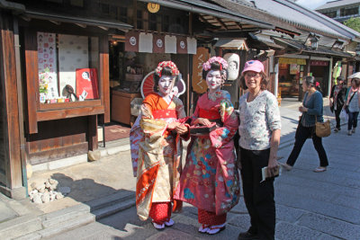 Judy with tourists posing as maikos (apprentice geishas) on Ninen-zaka and Sannen-zaka (contiguous streets) in Kyoto