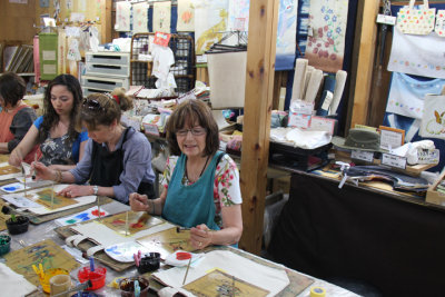 Judy pattern-dyeing a bag at a Kyo-yuzen Workshop at Marumasu-Nishimuraya in Kyoto.