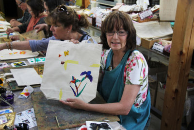 Judy pattern-dyeing a bag at a Kyo-yuzen Workshop at Marumasu-Nishimuraya in Kyoto