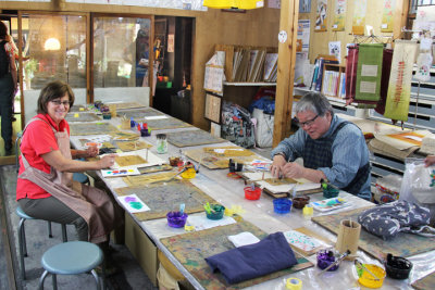 Sharon and John each pattern-dyeing a bag at a Kyo-yuzen Workshop at Marumasu-Nishimuraya in Kyoto