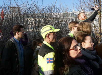 er þessi guli lögga meðal mótmælenda?