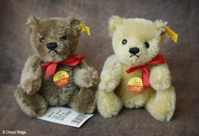 Steiff Original teddy bears early 1990s caramel 0202/15 and blonde 0210/15