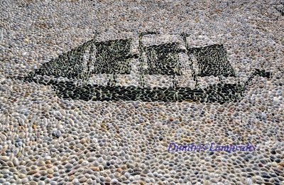 Plan pebble in port of Spetses ...
