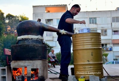 The cauldron filled with grapes, and wait for rags ...