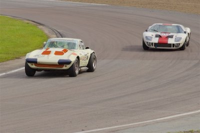 Chevrolet Corvette GS och Ford GT40.jpg