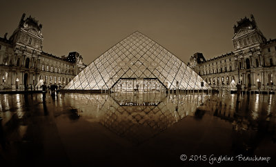 Le Louvre... sous la pluie!