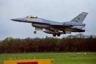F-16A J-142 