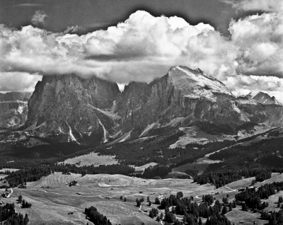 Sasso Lungo and Sasso Piatto from Alpe di Siusi.jpg