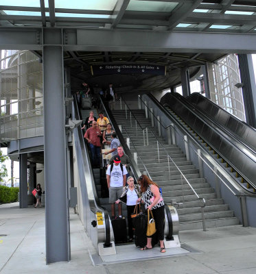 airport-escalator