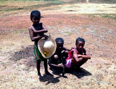 055 children  at lake Ankarafantsika 081027 S. Lithner