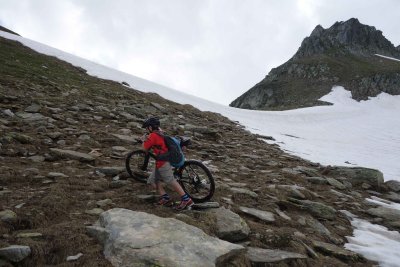 13 Pushing bikes just Below Passo del Sole.jpg