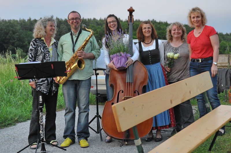 Mailfterl 2014: Organisatoren und Musiker bei der Ofenbacher Kirche