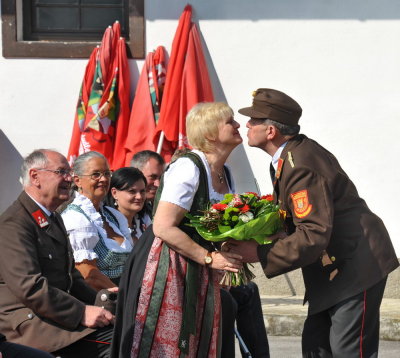Kommandant Willi Windisch bedankt sich bei Patin Elisabeth Hundsmller