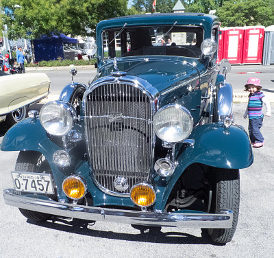 1932 Buick with admirer