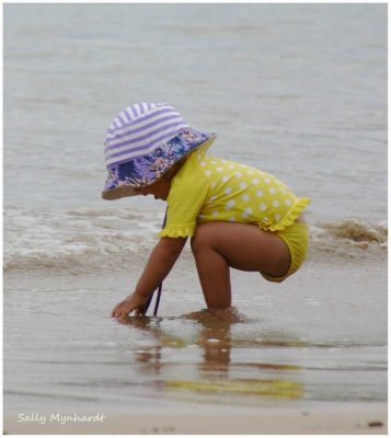 This little girl in her
own little world caught my eye.
She had no fear of the sea.