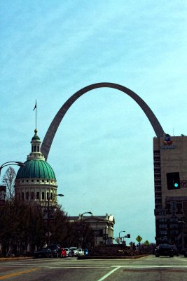 SAINT LOUIS ARCH TYING THE COURT HOUSE AND SHIPWORKS TOGETHER