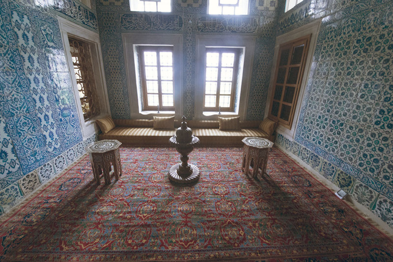 Istanbul Sultans Pavilion at Yeni Camii May 2014 6123.jpg