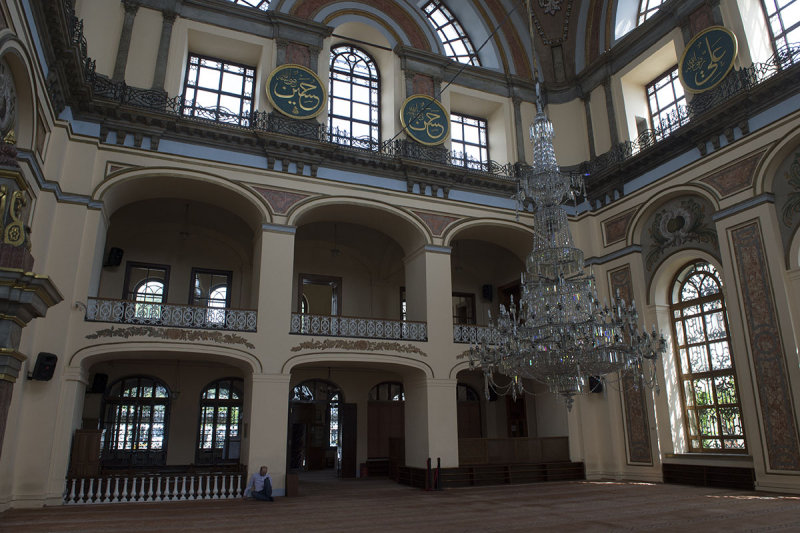 Istanbul Bezm-i Alem Valide Sultan mosque May 2014 8689.jpg