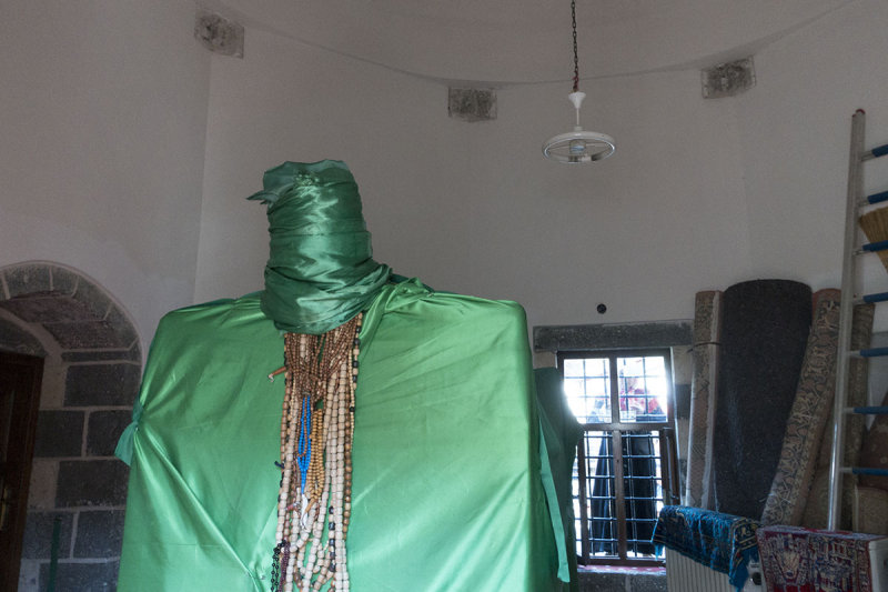 Diyarbakir Sari Saltuk Turbesi september 2014 1050.jpg