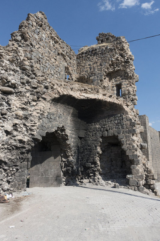 Diyarbakir Walls approaching Mardin Kapi september 2014 1078.jpg