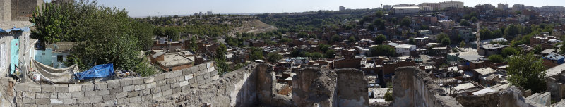 Diyarbakir Walls approaching Mardin Kapi september 2014 1080.jpg