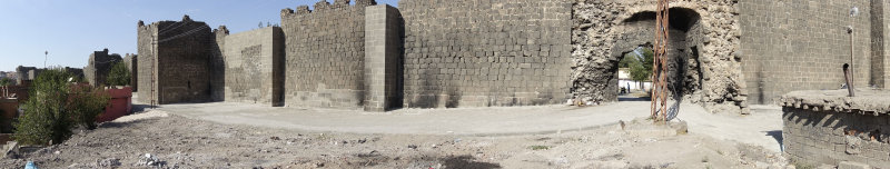 Diyarbakir Walls approaching Mardin Kapi september 2014 1081.jpg
