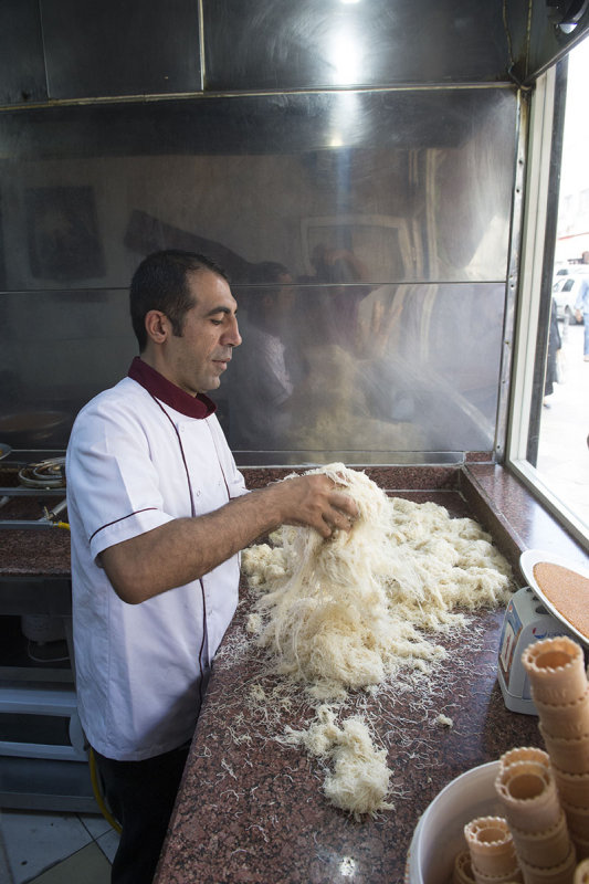 Urfa Preparing Kunefe september 2014 3043.jpg