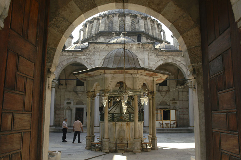 Istanbul Laleli Mosque June 2004 1151.jpg