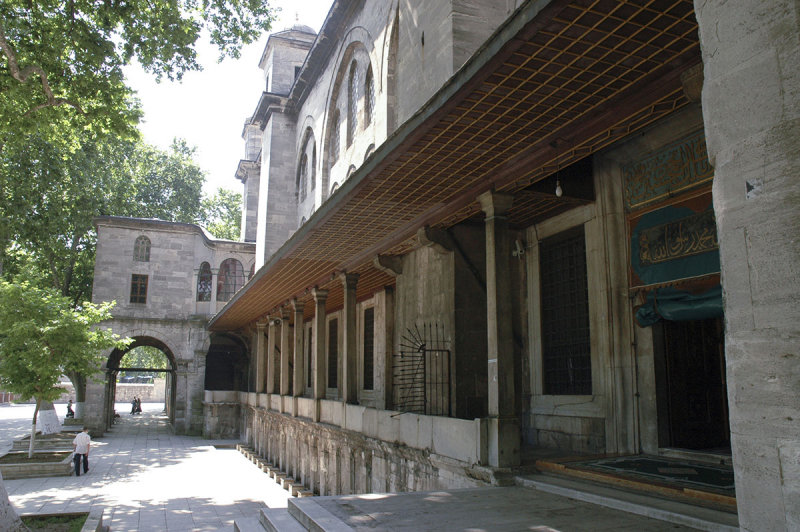 Istanbul Fatih Mosque June 2004 1177.jpg