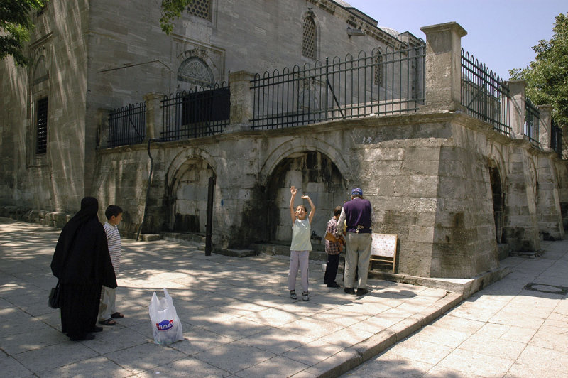 Istanbul Fatih Mosque June 2004 1180.jpg