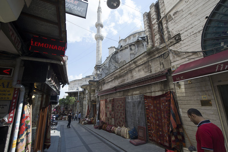 Istanbul Nuruosmaniye Mosque 2015 1136.jpg