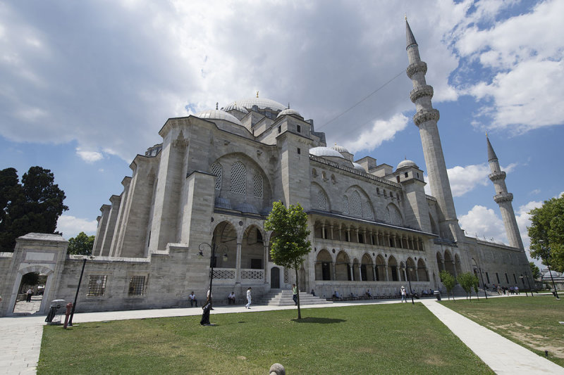 Istanbul Suleymaniye Mosque Garden area 2015 1229.jpg
