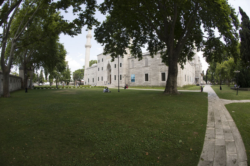 Istanbul Suleymaniye Mosque Garden area 2015 1331.jpg