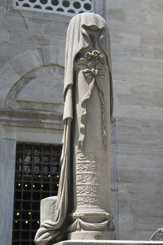Istanbul Suleymaniye Mosque Graves 2015 1269.jpg