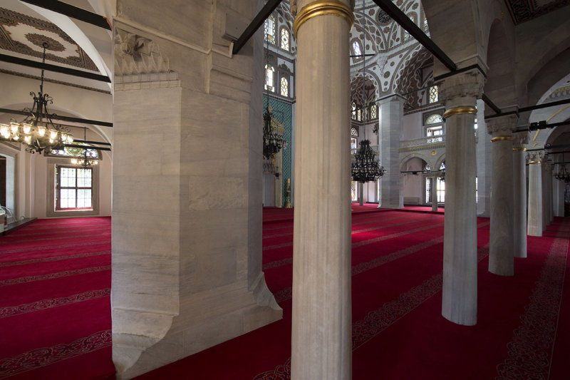 Istanbul Yeni Valide Camii 2015 0820.jpg