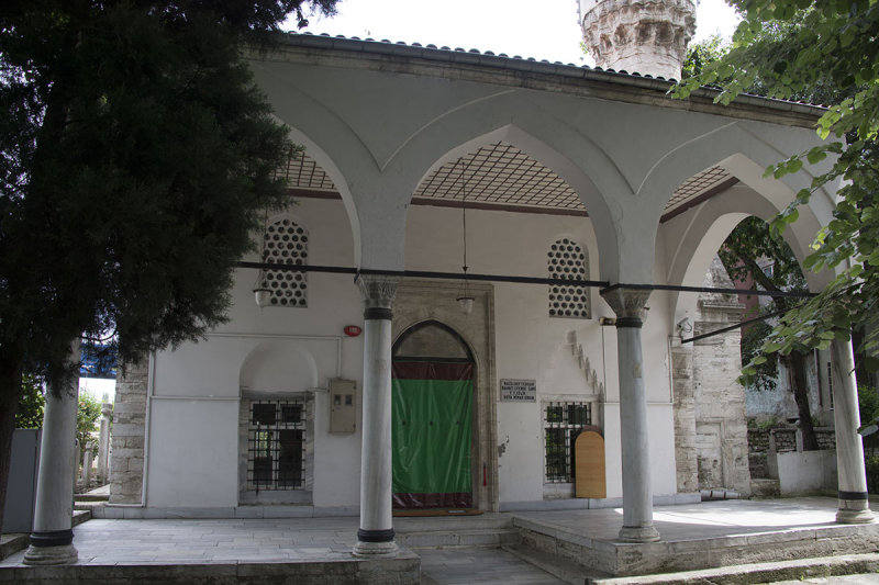 Istanbul Defterdar Mahmut Efendi mosque2015 8584.jpg