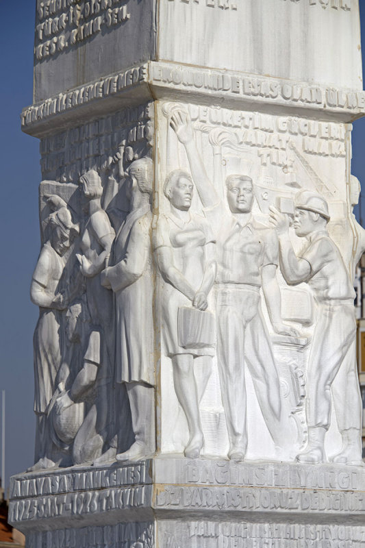 Izmir Republic Tree Monument October 2015 2626.jpg