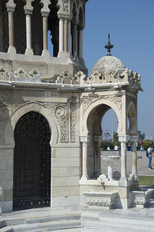 Izmir Saat Kulesi October 2015 2575.jpg