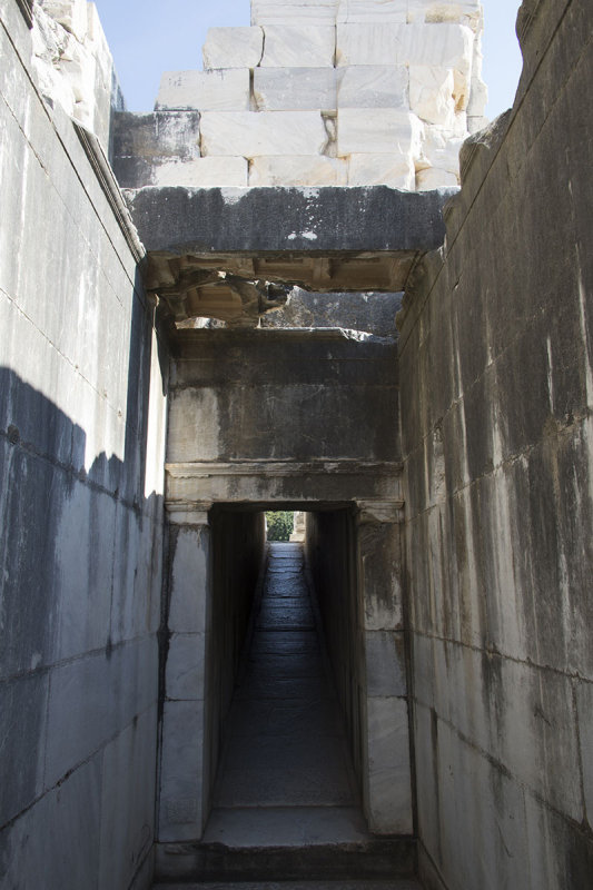 Didyma Apollo Temple October 2015 3278.jpg