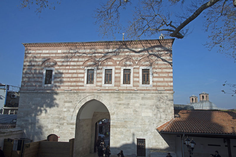 Istanbul Yeni Valide Mosque december 2015 5687.jpg