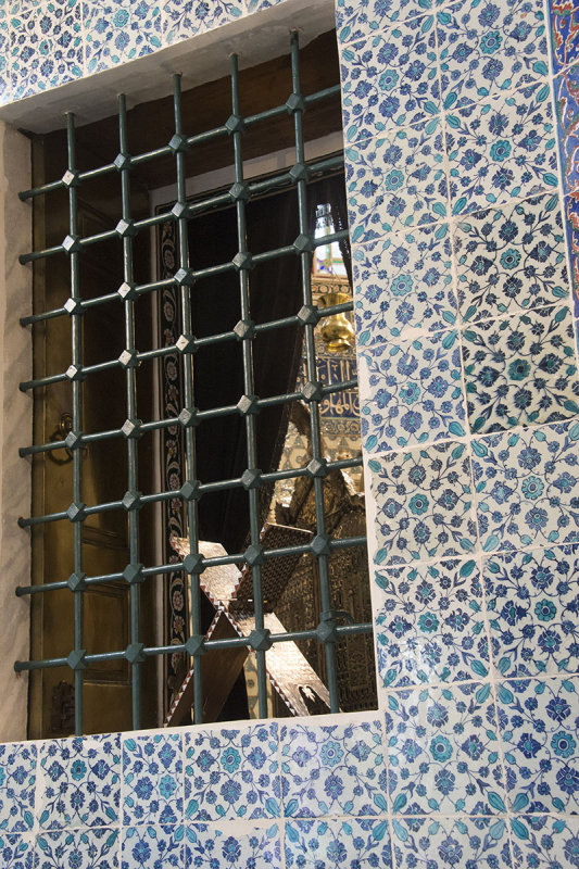 Istanbul Eyup turbesi december 2015 5050.jpg