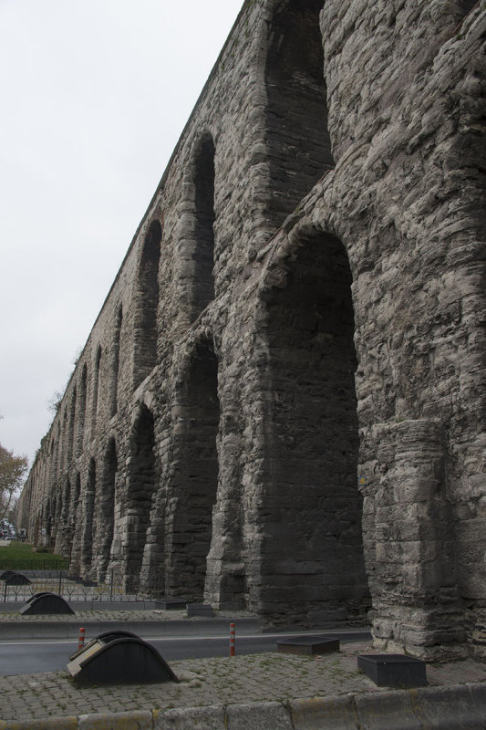 Istanbul Aqueduct of Valens december 2015 4903.jpg