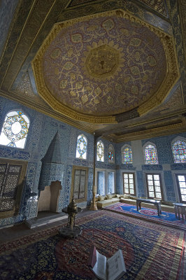 Istanbul Sultans Pavilion at Yeni Camii May 2014 6124.jpg