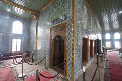 Istanbul Sultans Pavilion at Yeni Camii May 2014 6149.jpg