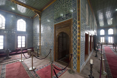 Istanbul Sultans Pavilion at Yeni Camii May 2014 6150.jpg