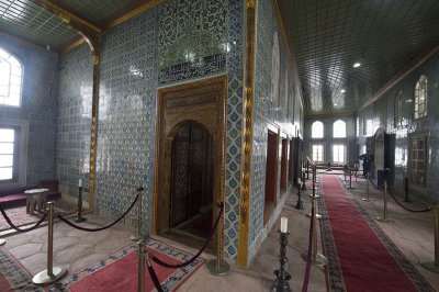 Istanbul Sultans Pavilion at Yeni Camii May 2014 6155.jpg